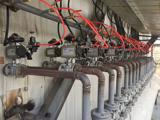 ई-लिक्विड और एसेंशियल ऑयल के लिए ऑटोमेटिक क्लीनिंग के साथ पीएलसी कंट्रोल मल्टी-हेड फिलिंग मशीन